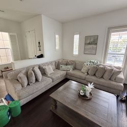 Moving Sale/// Large 3 Piece Sectional Couch /OBO 