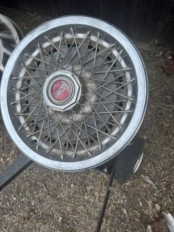 Pontiac wire hub caps