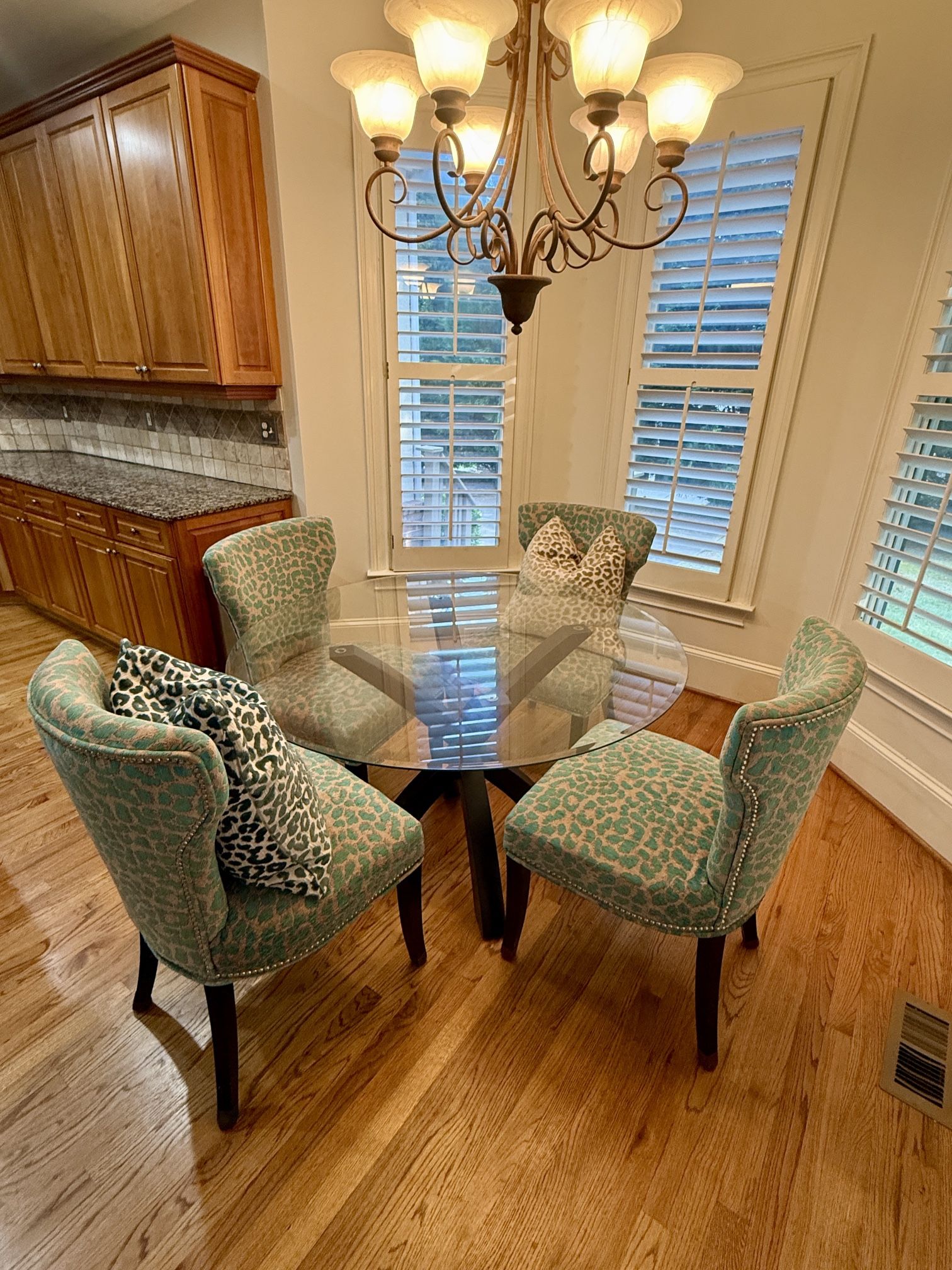 🌟 Stylish Glass Dining Table Set — Excellent Condition! 🌟
