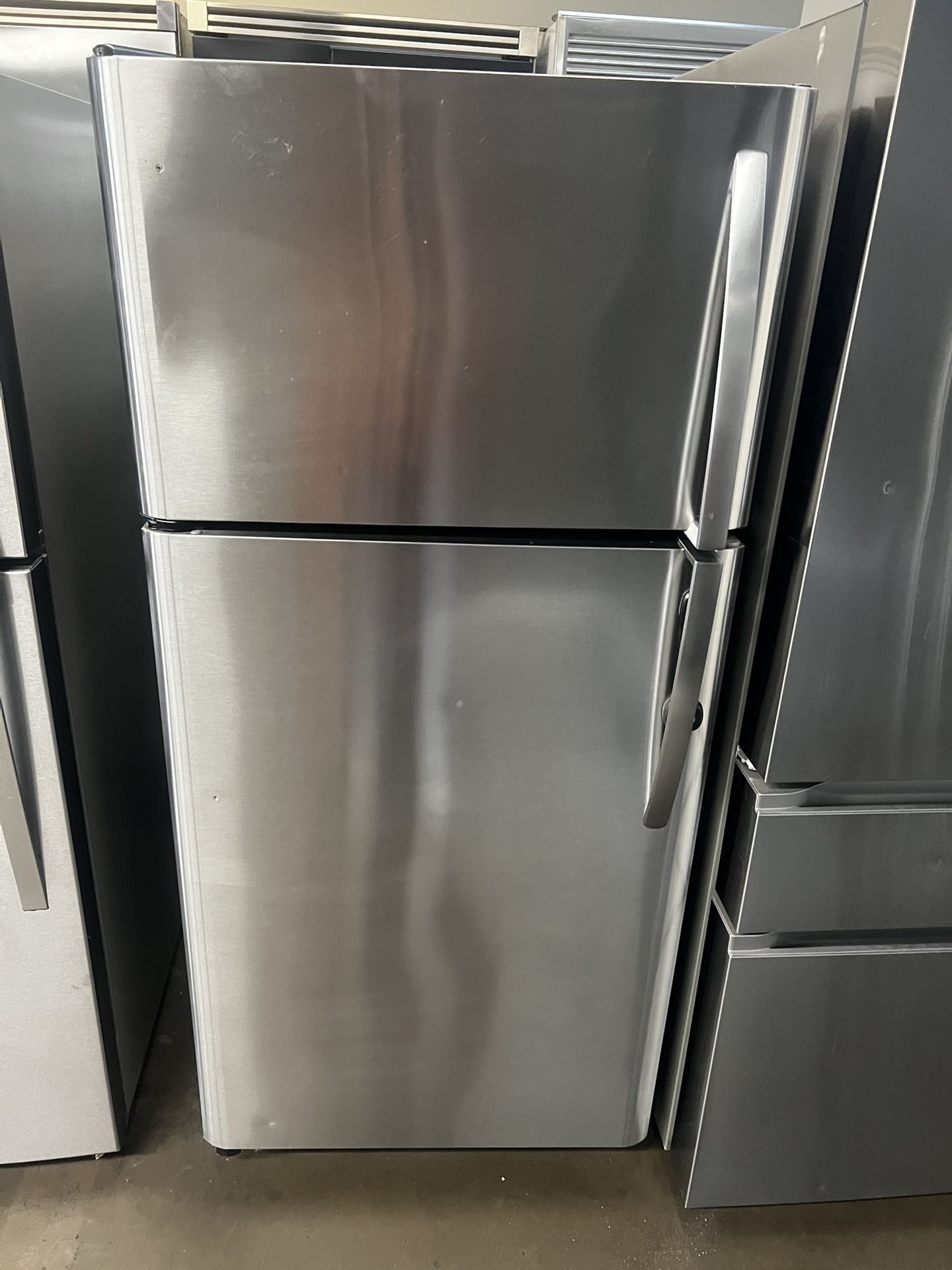 FRIGIDAIRE STAINLESS STEEL TOP FREEZER APARTMENT SIZE
