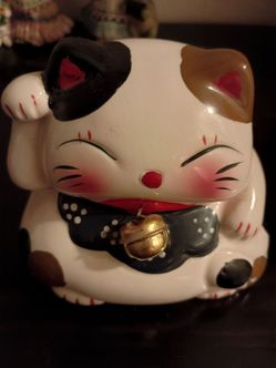 Adorable Ceramic Lucky Cat Bank.
