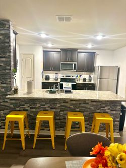 4 metal bar stools. Almost new. Yellow.