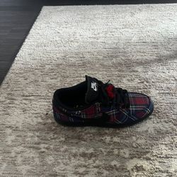 Nike SB Dunk Low Nardwar Size 5.5 (Womens Size 7)