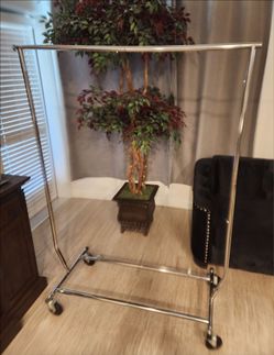 FOLDABLE CHROME CLOTHES RACK PRE-OWNED GREAT CONDITION WITH WHEELS