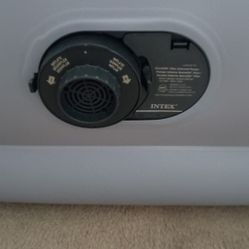 Intex Airbed Twin size Dura Beam Deluxe 20 inch and building Air pump