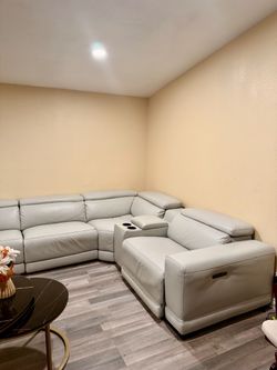 Sala reclinable eléctrica en piel.