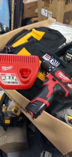 Milwaukee m12 drill kit 2.0 battery and charger (new)