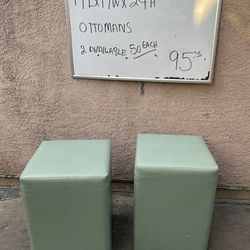 Ottomans 2 Available 2 Disponible