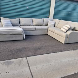 FREE DELIVERY!!! Living Spaces Sectional Couch (Beige)