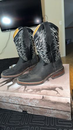 Kids boots size 8