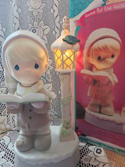 $75.00 - 1992 Christmas Precious Moments Animated, Musical  &  Lighted Boy Caroler with Lampost & Cardinal - Like New in Box!