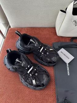 BALENCIAGA unisex shoes (with box)