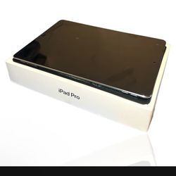 iPad Pro 2nd Gen (2017) w/ Accessories 