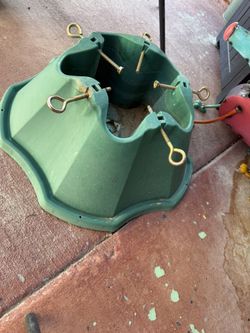 Tree stand MOVING BY YARBROUGH ! Pick up only  cash firm