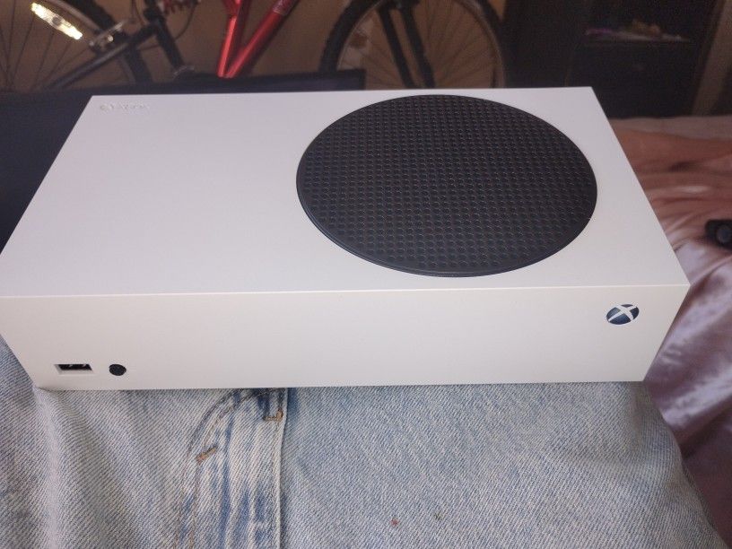 Xbox Series S 1TB All-Digital Console (Disc-Free Gaming) with Xbox Wireless Controller - 120FPS - Xbox Series S