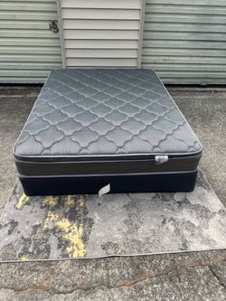 Queen mattress & Boxspring (Delivery available!)