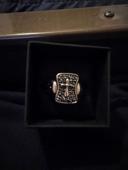 Man's cross ring size 12
