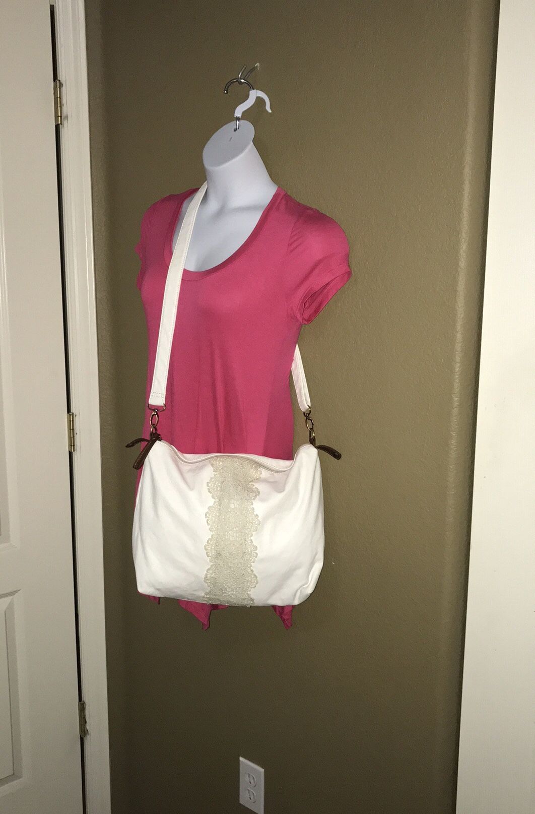 Yik fung white leather crossbody bag excellent condition. Measure 16x13
