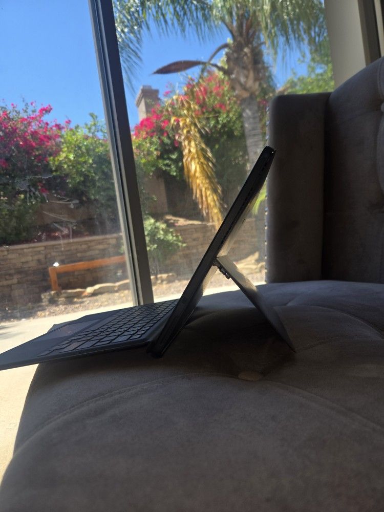 💼 Dell Latitude 5000 Series 2-in-1 | Core i7 | 16GB RAM | LTE Cellular | Business-Class 2-in-1Selling a powerful and versatile Dell Latitude