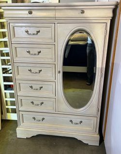 Clothes chest by Lexington. Antique white in excellent condition.