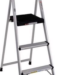 (4.5ft- 5ft)Small ladder outdoor/indoor $50