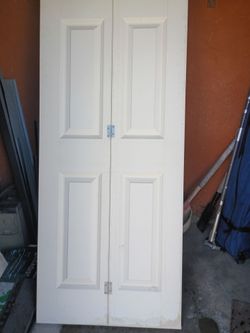 4 Closet panel in good shape just need new painting 30x80