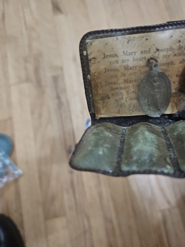 ANTIQUE AND COLLECTIBLE RELIGIOUS MEDALS