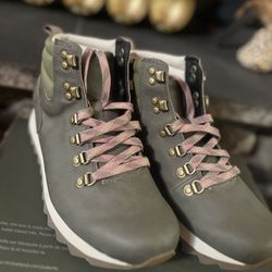 Women’s Merrell Hiking Boots Size 9.5 LIKE NEW