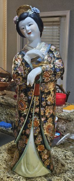 Porcelain "Bijin"  Geisha statue 3'