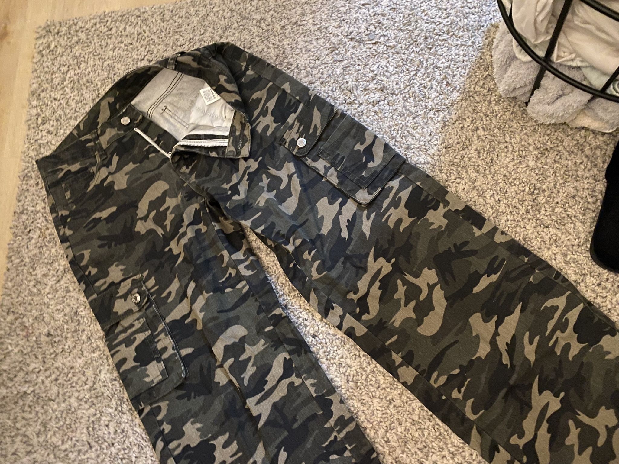 wide legged, baggy, low/mid rise camo pants