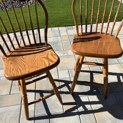 Classic Oak Curved Spindle Style Swivel Bar Stool’s 