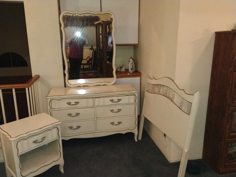 WHITE ANTIQUE BEDROOM SET