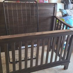 Baby Crib / Toddler Bed