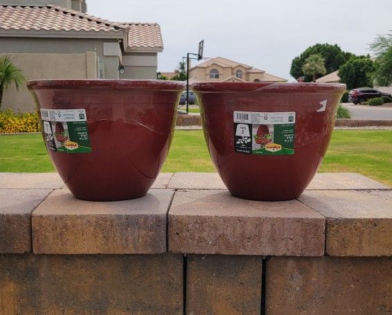 Vigoro Lyla Medium Vintage Red Resin Lightweight Round Planter (13.7 in. L x 13.7 in. W x 10 in. H)
