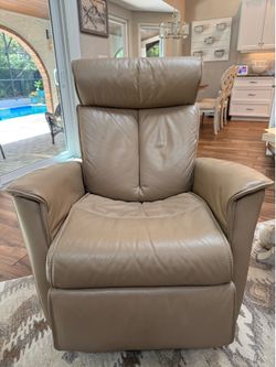 King Hickory Duke Leather Power Swivel Recliner – Charleston Mist Latte