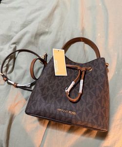 Michaela Kors Bucket Messenger Bag