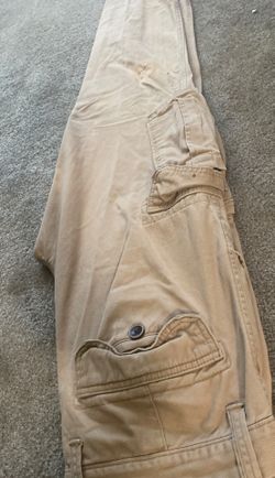 Beige cargo pants. Size 32/32. The fit is regular fit.