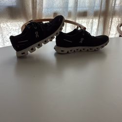 On cloud running shoes men’s size 7.5 Black