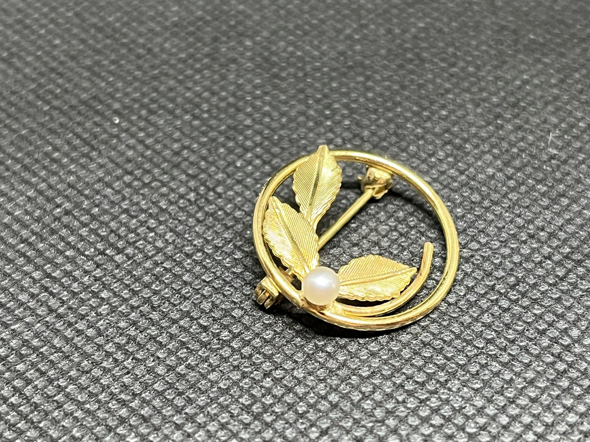 Vintage Goldtone White Faux Pearl Oval Leaf