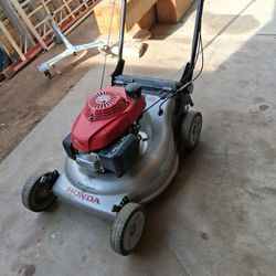 Maquina De Cortar Zacate Honda No Tiene La Bolsa $250