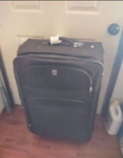 Very nice travel luggage with wheels Delsey brand comes from a smoke-free environment