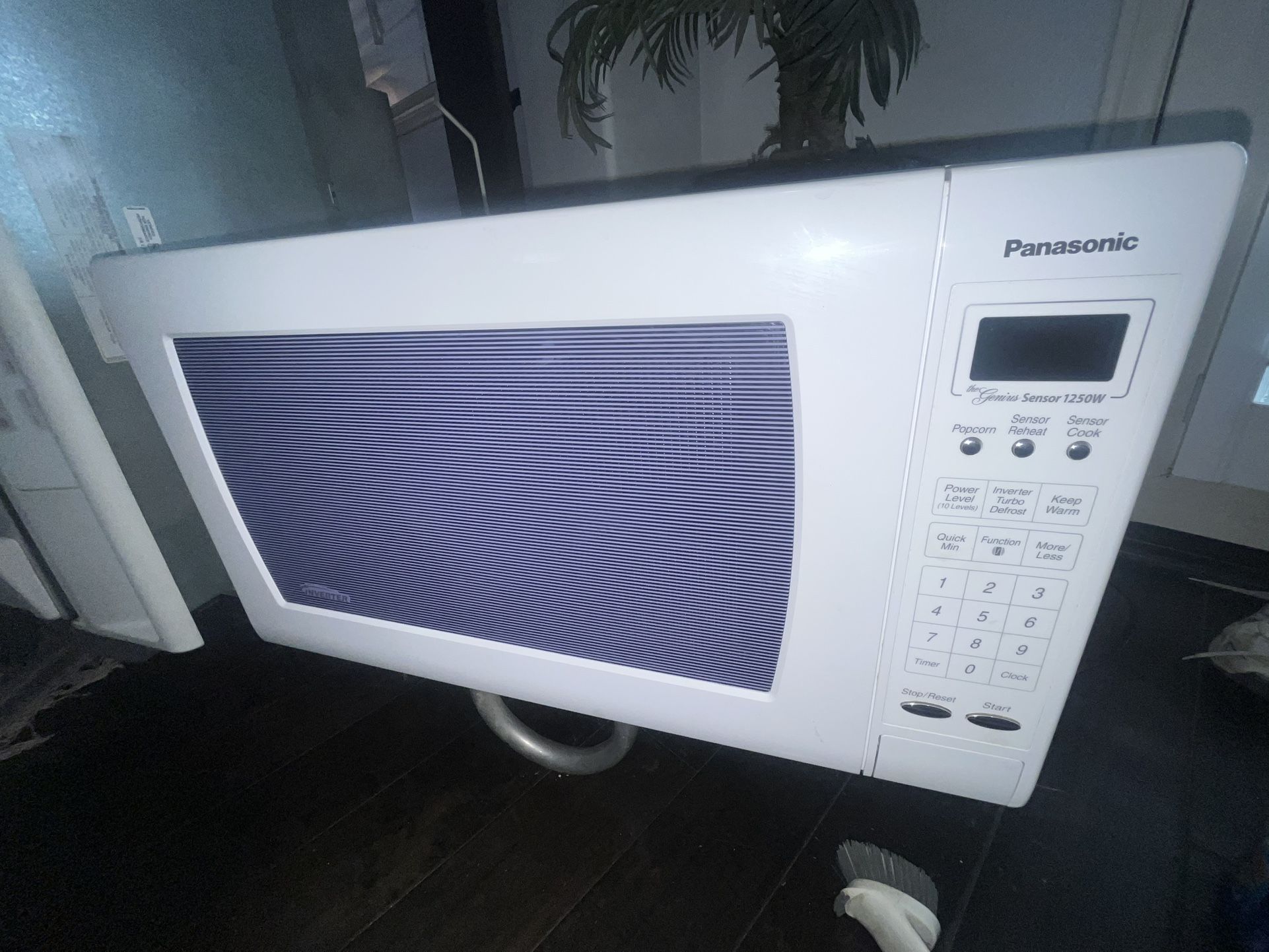 2.1 Cu. Ft. Panasonic Microwave 1250watt Model nn h965wfx