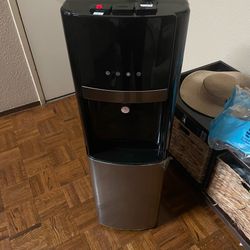 Bottom load water dispenser