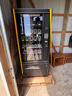 Snack vending machine