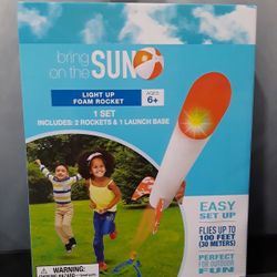 LIGHT UP FOAM ROCKET, 1 SET INCLUDES : 2 ROCKETS & 1 LAUNCH BASE. AGES 6+