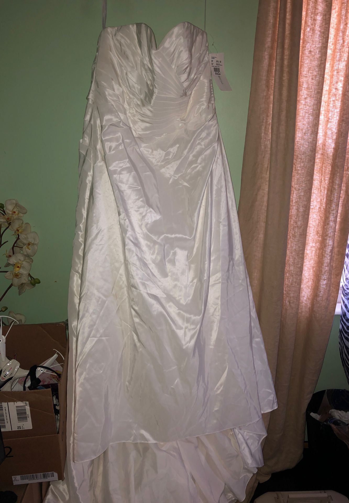 BRAND NEW David’s Bridal Wedding Dress w/ All accessories included!
