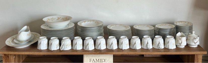 Meredith 305 Four Crown China set