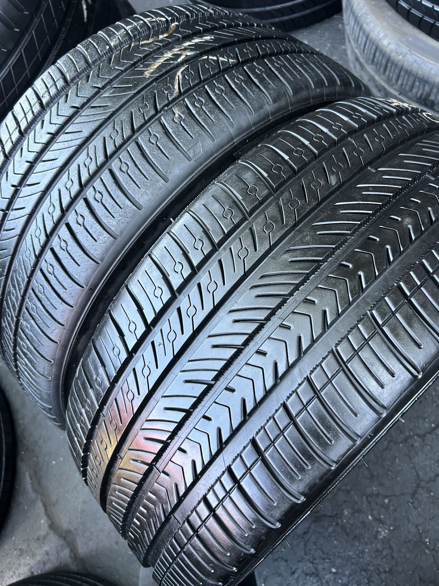 Tengo un par de llantas, son muy buenas condiciones, marca michelin pilot sport  245 40 ZR19 instalación y balanceo por el mismo precio 