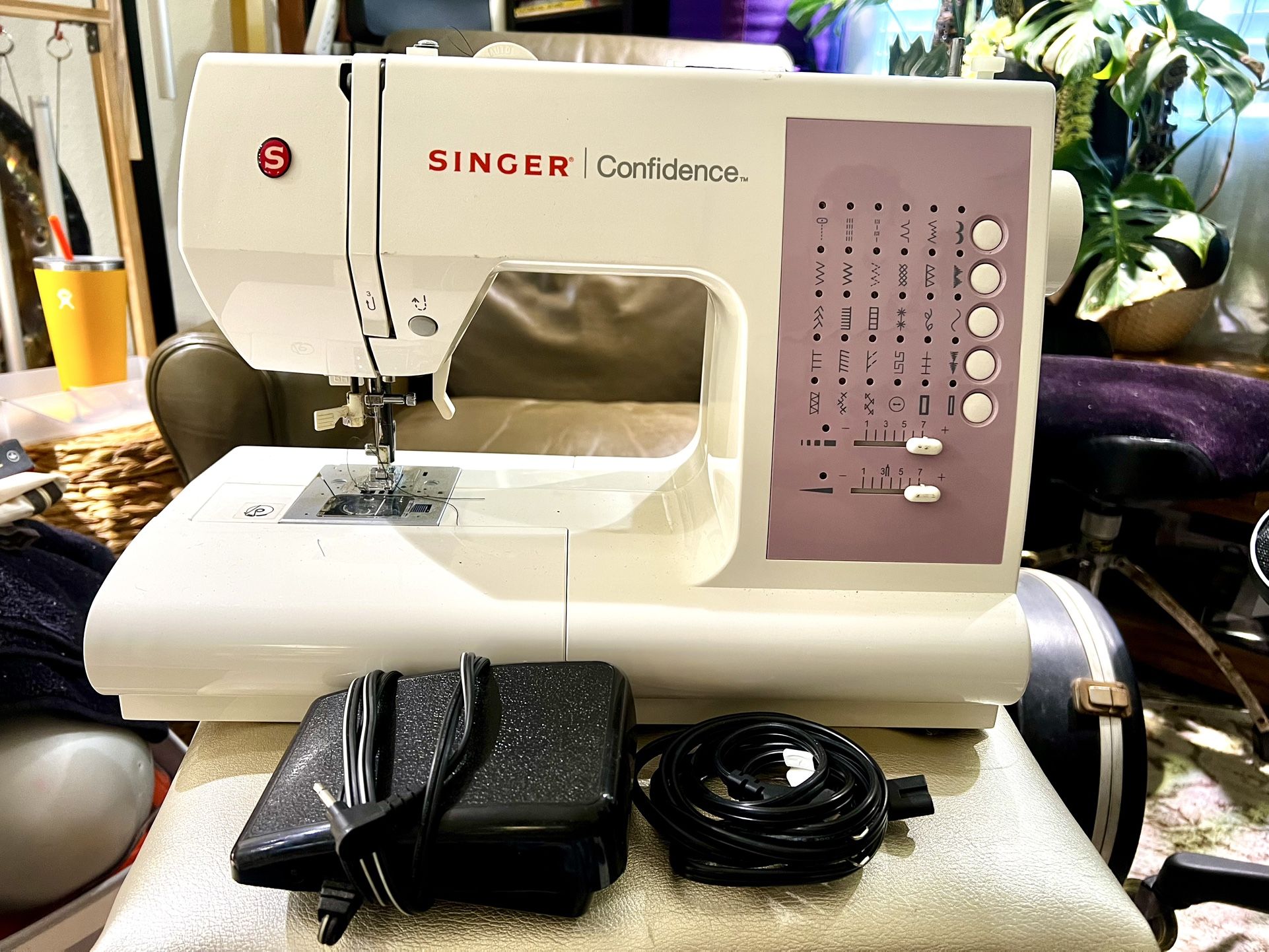 Singer Confidence 7463 sewing machine, case and accessories 