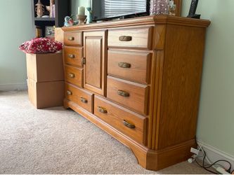 ⚪️ Dresser - Solid Oak
